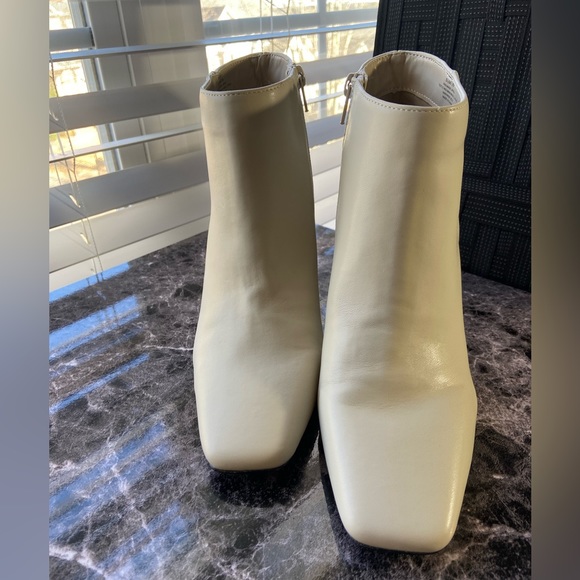 M6 Lexey Bootie Cream and Black flare Heel Never Worn Size 8 1/2M/ 39 - Picture 3 of 16